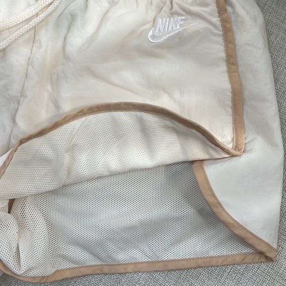 Nike shorts in off white cream - Picture 4 of 4